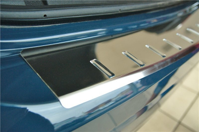 Накладка на задний бампер с загибом, зеркальная Alu-Frost 40-3600 для VW Touran